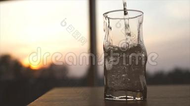 日落时把干净的水倒进玻璃杯里。 矿<strong>物资</strong>源