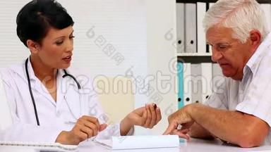 医生让一个不情愿的病人签合同