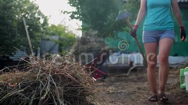 劳<strong>动男女</strong>园艺生活方式清洁草地。 园农业工作.. 农民装载垃圾和草