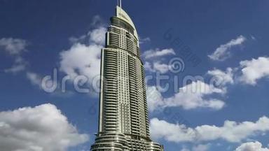 现代酒店地址：迪拜市中心，迪拜，阿拉伯联合酋长国。酒店高63层，设有196间豪华客房