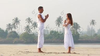 年轻夫妇在做瑜伽