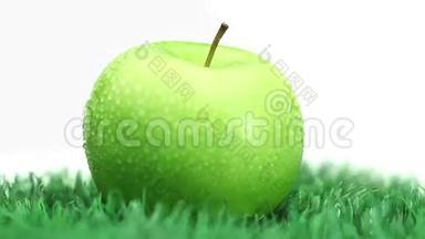 绿苹果在草地上旋转
