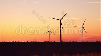 风力涡轮机在日落天空背景下，能源发电机自然友好。