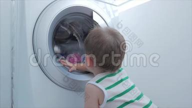 可爱的孩子在<strong>洗衣机</strong>里看。 气缸旋转机。 概念<strong>洗衣机</strong>，工业