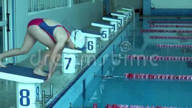 男子游泳运动员跳下起点，<strong>开始</strong>游泳池高清慢动作<strong>视频</strong>。 职业运动员训练：跳水