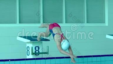 男子游泳运动员跳下起点，<strong>开始</strong>游泳池高清慢动作<strong>视频</strong>。 职业运动员训练：跳水