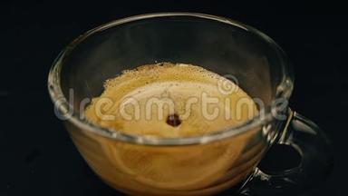 咖啡墨<strong>卡</strong>机，带有意大利热咖啡的阿拉伯咖啡，开始缓慢地使用泡沫，使用咖啡<strong>摩卡</strong>咖啡机