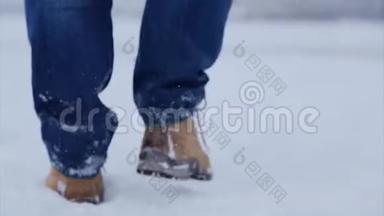 在雪地里行走的人。 人在雪地上行走，脚印在雪地里，在后面.. 冬天人们在田野里散步