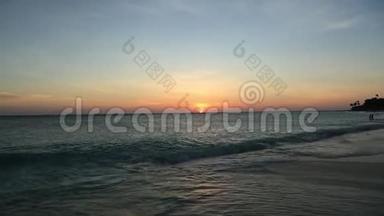 阿鲁巴岛鹰滩上<strong>令人惊叹</strong>的日落。加勒比。