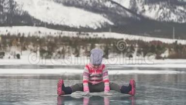 女孩在<strong>冬天</strong>练习瑜伽。孩子们在自然界的冰上做伸展和冥想。<strong>儿童</strong>练习瑜伽