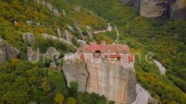 飞越希腊Meteora的岩层和修道院。
