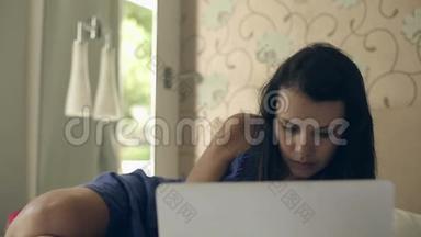 酒店房间里的女孩通过你的MacBook在网上聊天。