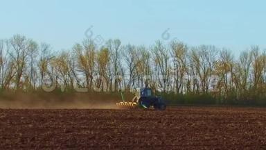 农民在拖拉机上耕作稳耕慢作俄罗斯农业土壤与播种机耕作土地