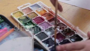 颜料盒，水彩颜料调色板，画笔