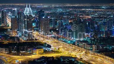 迪拜的夜间交通道路
