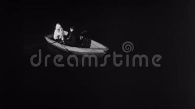 男子划船女子在湖上划船