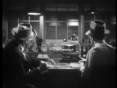20世纪40年代，两个男人透过窗户看火车经过