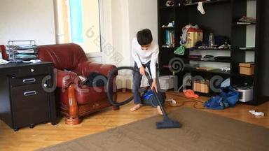 男孩用吸尘器打扫房间里的地毯