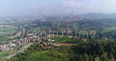 从空中俯瞰意大利葡萄园，意大利中世纪小镇，从葡萄园上方俯瞰全景