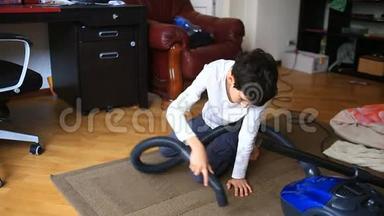 男孩用吸尘器打扫房间里的地毯