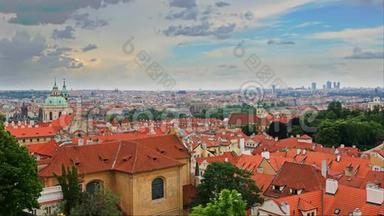 在捷克<strong>共</strong>和国布拉格，有红色屋顶的旧城镇建<strong>筑</strong>的夏季空<strong>中</strong>时间推移视图。