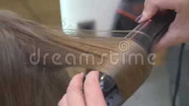 美发师在美女金发上做发型特写