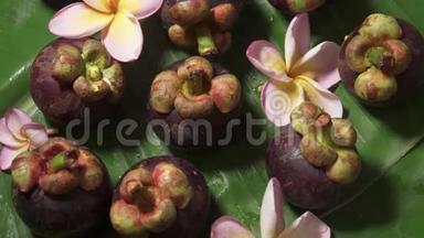 香蕉叶上旋转的鲜发热带泰国果芒骨果