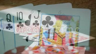 卡片游戏在木制桌子上，前面有筹码和卡片