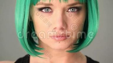 戴着绿色假发的绿眼女人