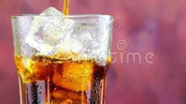 用冰块将新鲜的可乐倒入杯中，杯中有木底滴