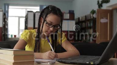 留着长发的女孩戴着眼镜在学校图书馆工作。