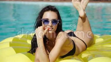 穿比基尼的女人在度假期间在<strong>游</strong>泳池里喝鸡尾酒享受<strong>夏日</strong>阳光和晒黑。 泳池里的女人。