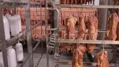 食品<strong>入库</strong>，仓库.. 肉制品，挂在肉库货架上的香肠，冷藏柜..