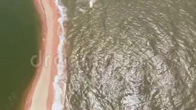 俄罗斯多尔赞斯卡娅-<strong>2019</strong>年7月10日：人们走在沙唾沫上，进入大海。 空中<strong>视频</strong>拍摄