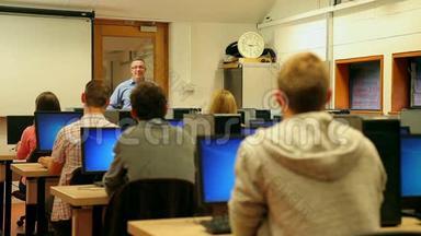 学生在电脑教室听讲师讲课