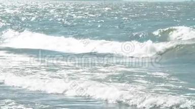 波浪撞击海岸。 美丽的波浪溅在河岸上。 海浪撞击海岸，缓慢移动