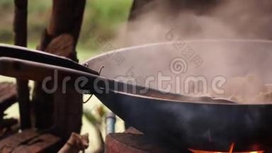 在农村用木头炉子做饭。