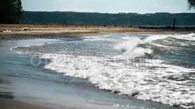 波浪<strong>撞击</strong>海岸。 美丽的波浪溅在河岸上。 海浪<strong>撞击</strong>海岸，缓慢移动