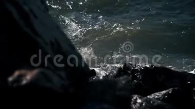 波浪<strong>撞</strong>击海岸。 美丽的波浪溅在河岸上。 海浪<strong>撞</strong>击海岸，缓慢移动