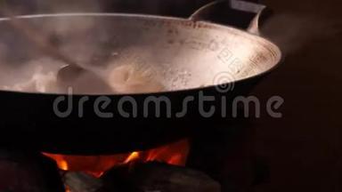 在农村用木头炉子做饭。