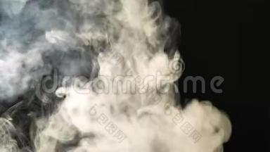 现实的<strong>烟</strong>云雾从框架中飞了出来。 好的镜头效果和过渡。 <strong>黑烟</strong>云