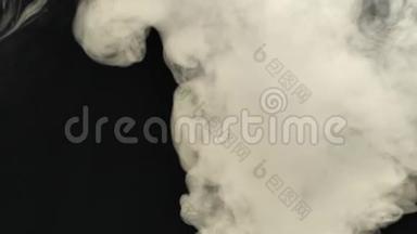 现实的<strong>烟</strong>云雾从框架中飞了出来。 好的镜头效果和过渡。 <strong>黑烟</strong>云