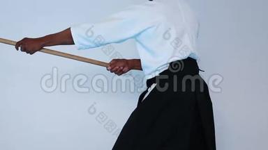 武术大师用木棍练习武术