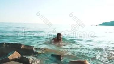 小女孩用石头和石头在海里洗澡。 <strong>少女</strong>女<strong>儿</strong>在海浪中游泳