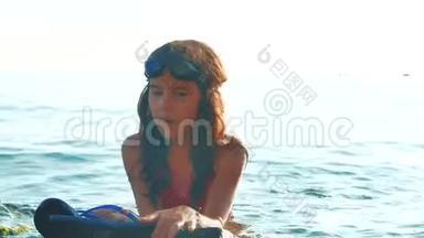 小女孩用石头和石头在海里洗澡。 生活方式的女孩少女在水中畅游在海浪中