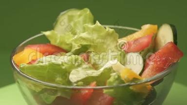 玻璃碗新鲜蔬菜沙拉，健康营养，素食