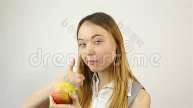 一个漂亮的年轻女人在吃<strong>红</strong>苹果</strong>