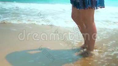 <strong>腿脚</strong>白种人女孩赤脚走湿沙岛海滩。 近距离射击。