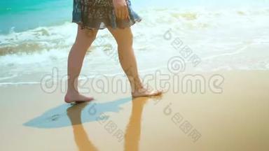 腿脚白种人女孩赤脚走湿沙岛海滩。 近距离射击。