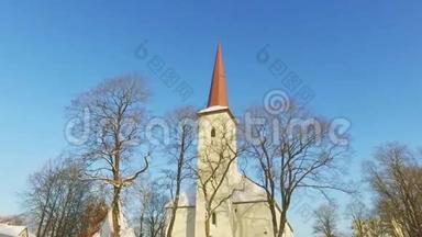 stadicam拍摄了一个美丽的<strong>天主教</strong>教堂在<strong>天主教</strong>教堂。 从下面透过树的树枝看。